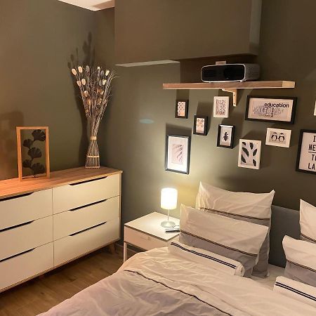 Mille et une nuit, appartement en RDC avec exterieur et parking Dole Extérieur photo