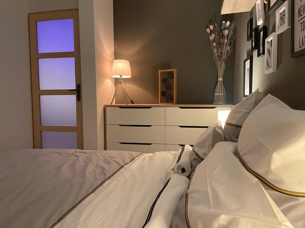 Mille et une nuit, appartement en RDC avec exterieur et parking Dole Extérieur photo